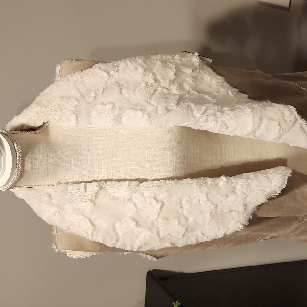 Altar'd State faux fur vest tan/cream size medium Pit to pit 21 inches so soft - Picture 2 of 7
